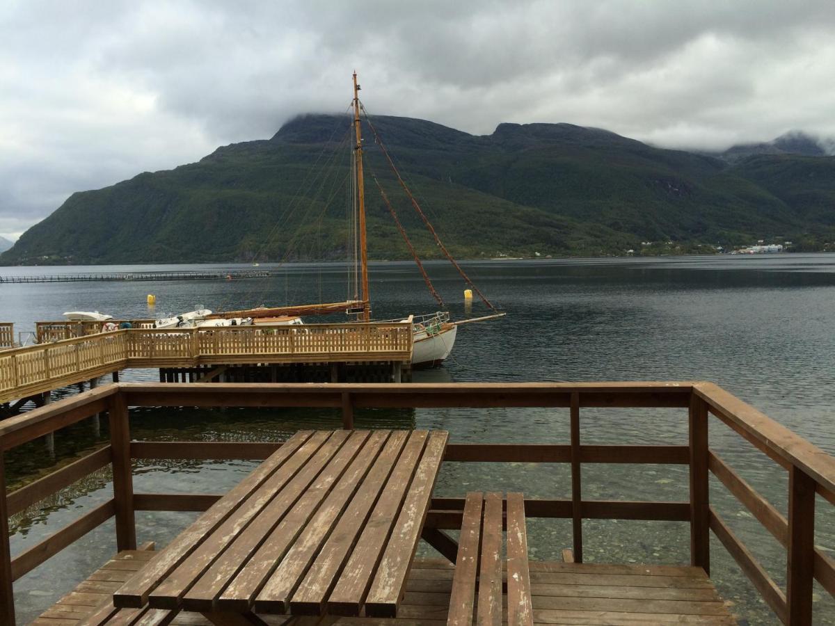 ホテル Elvegard Fjordcamp Grov エクステリア 写真