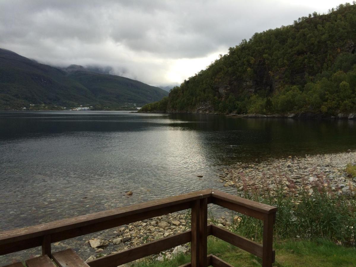 ホテル Elvegard Fjordcamp Grov エクステリア 写真