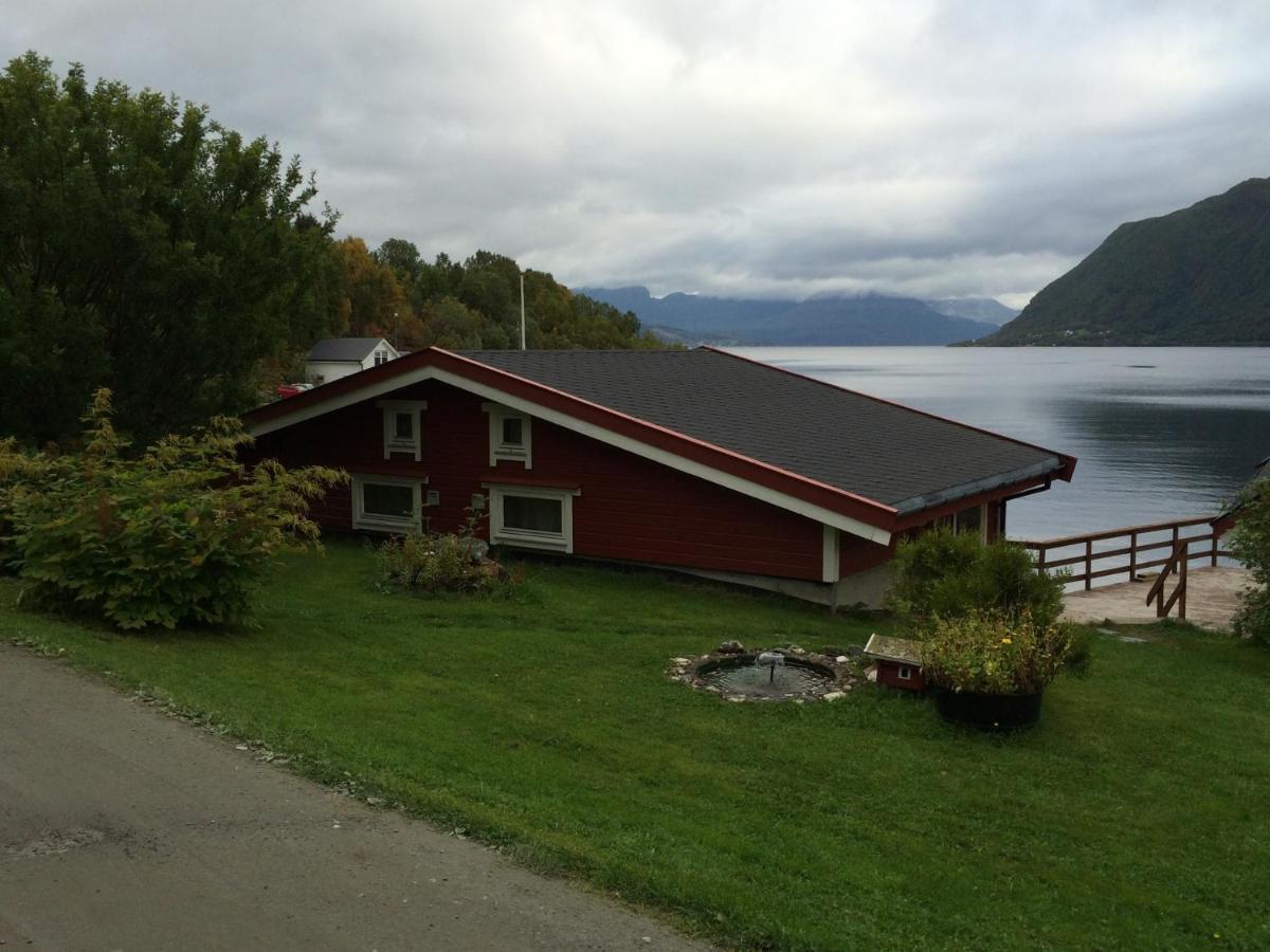 ホテル Elvegard Fjordcamp Grov エクステリア 写真
