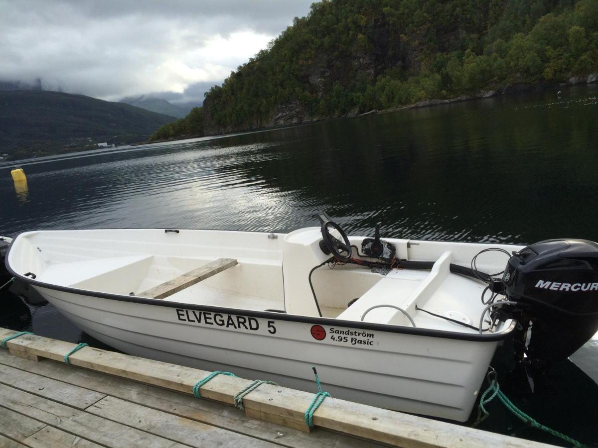 ホテル Elvegard Fjordcamp Grov エクステリア 写真