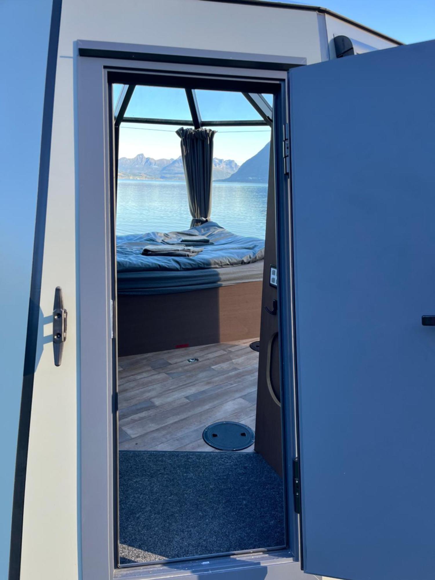 ホテル Elvegard Fjordcamp Grov エクステリア 写真